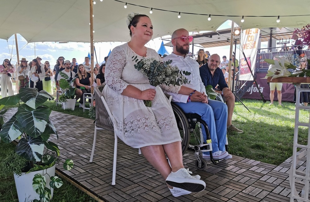 FOTO: Svadobný ošiaľ na hudobnom festivale v Trenčíne. ÁNO si tu povedalo 6 zaľúbených párov, foto 2