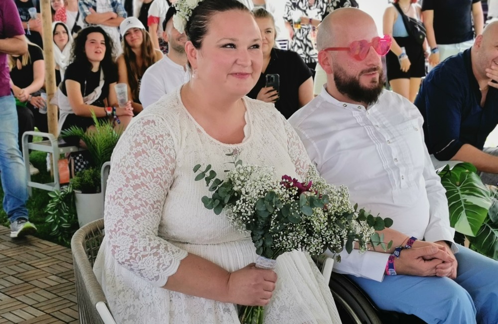 FOTO: Svadobný ošiaľ na hudobnom festivale v Trenčíne. ÁNO si tu povedalo 6 zaľúbených párov, foto 3