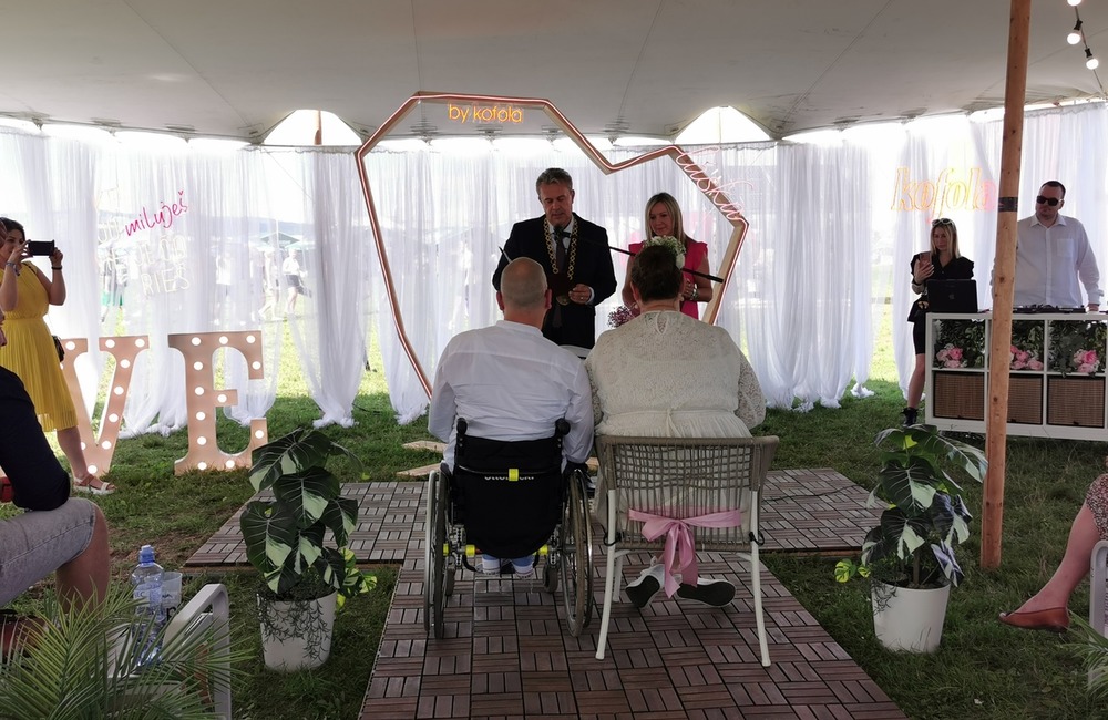 FOTO: Svadobný ošiaľ na hudobnom festivale v Trenčíne. ÁNO si tu povedalo 6 zaľúbených párov, foto 4