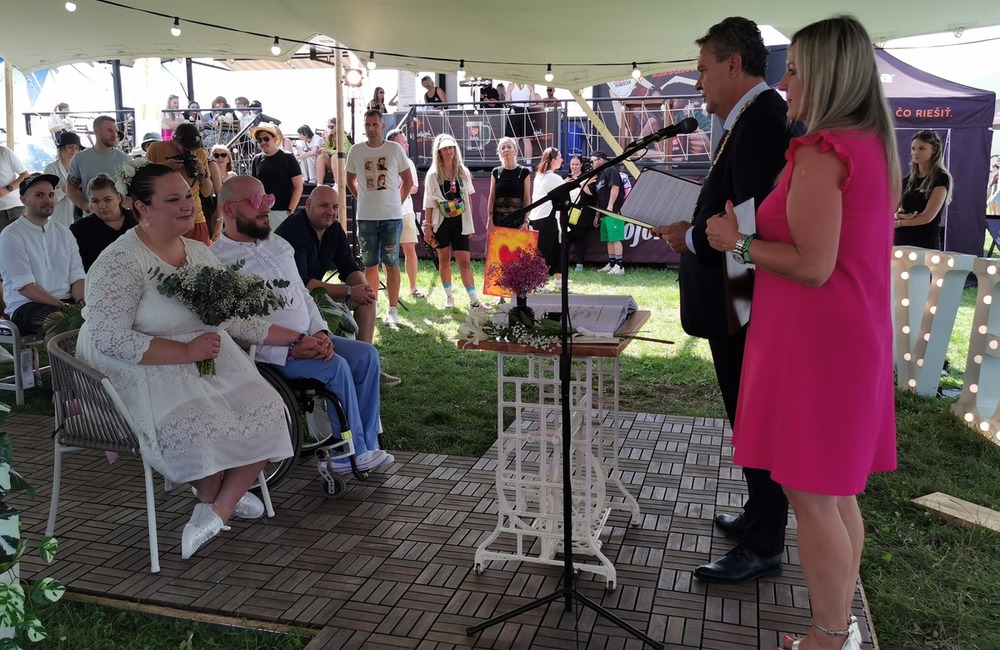 FOTO: Svadobný ošiaľ na hudobnom festivale v Trenčíne. ÁNO si tu povedalo 6 zaľúbených párov, foto 5