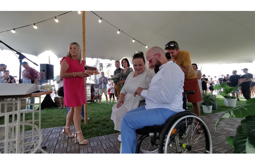 FOTO: Svadobný ošiaľ na hudobnom festivale v Trenčíne. ÁNO si tu povedalo 6 zaľúbených párov, foto 6