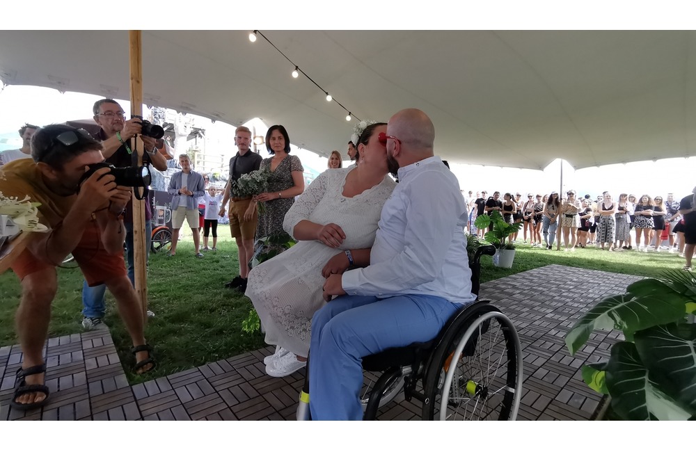 FOTO: Svadobný ošiaľ na hudobnom festivale v Trenčíne. ÁNO si tu povedalo 6 zaľúbených párov, foto 7