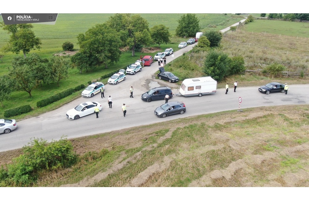 FOTO: Polícia v Trenčíne kontrolovala odchádzajúcich návštevníkov Grapu, foto 4