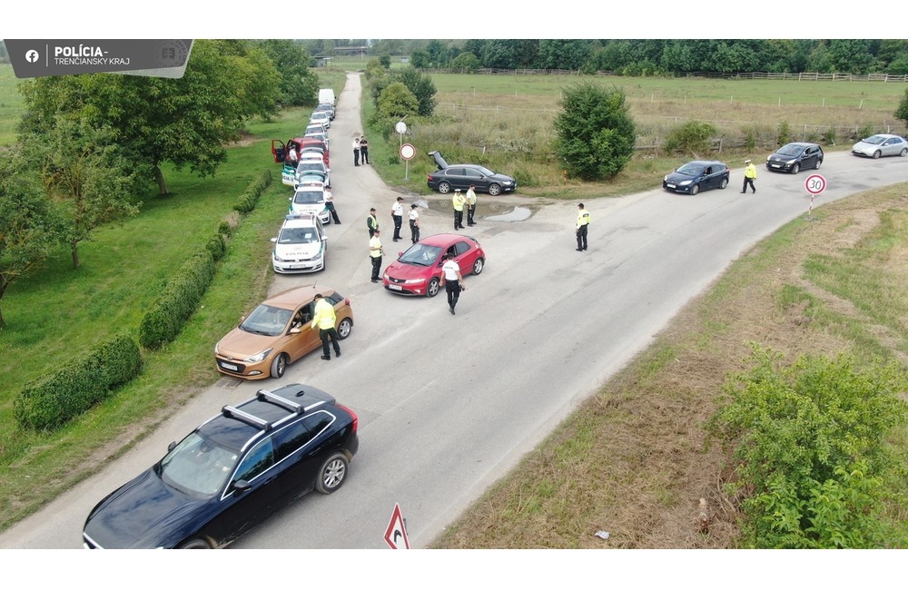 FOTO: Polícia v Trenčíne kontrolovala odchádzajúcich návštevníkov Grapu, foto 7