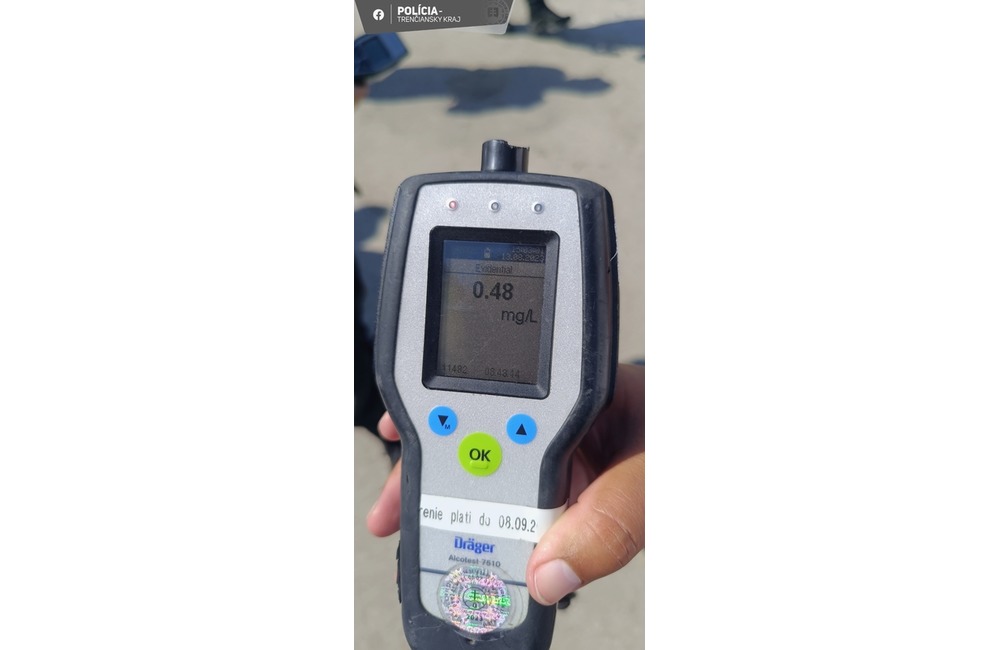 FOTO: Polícia v Trenčíne kontrolovala odchádzajúcich návštevníkov Grapu, foto 2