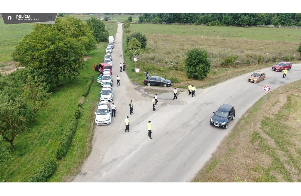FOTO: Polícia v Trenčíne kontrolovala odchádzajúcich návštevníkov Grapu, foto 3