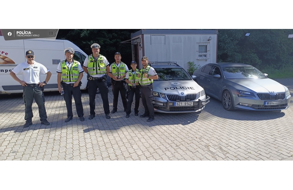 FOTO: Polícia v Trenčíne kontrolovala odchádzajúcich návštevníkov Grapu, foto 1