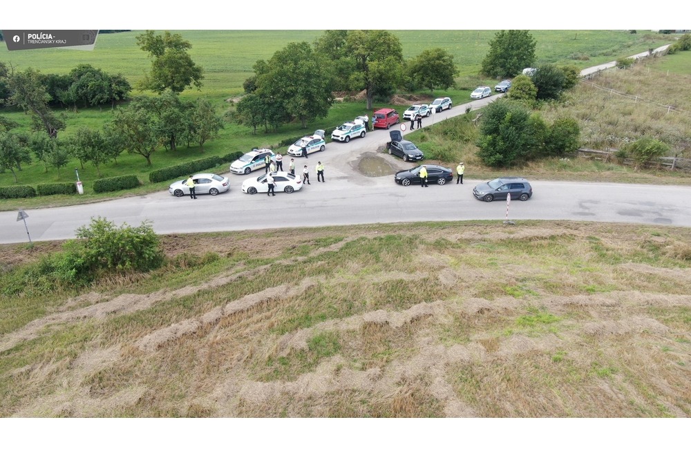 FOTO: Polícia v Trenčíne kontrolovala odchádzajúcich návštevníkov Grapu, foto 6