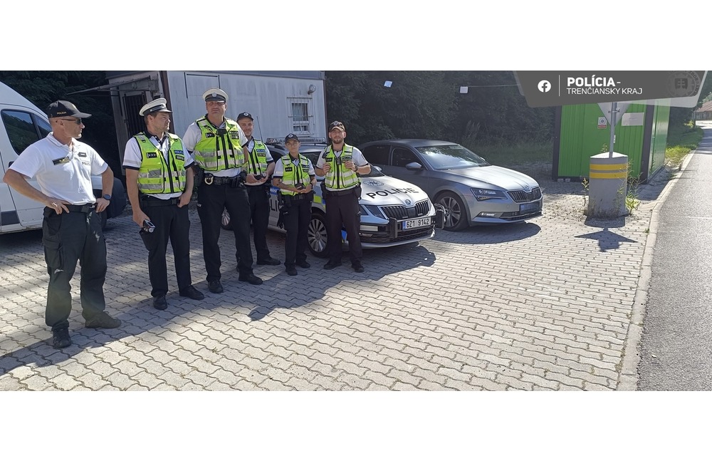 FOTO: Polícia v Trenčíne kontrolovala odchádzajúcich návštevníkov Grapu, foto 8