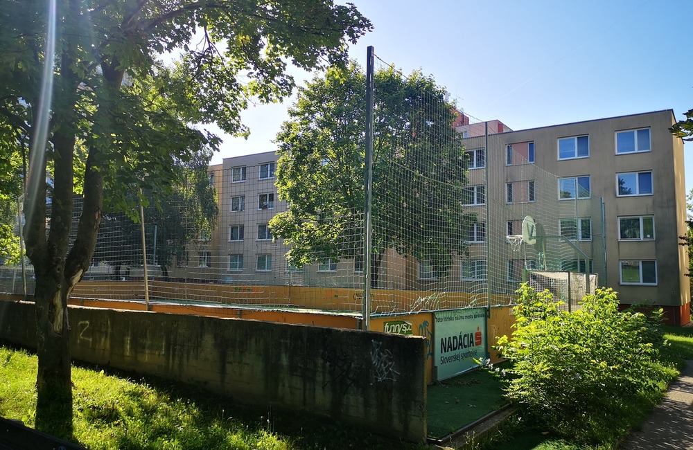 FOTO: Dráma na ihrisku v Trenčíne. Na dvojicu chlapcom mal zaútočiť muž s bejzbolkou, foto 4