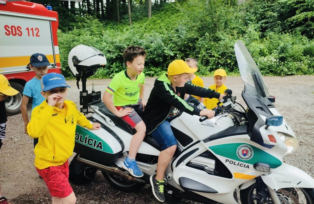 FOTO: Policajti navšítivii deti na tábore v Belušských Slatinách, foto 1