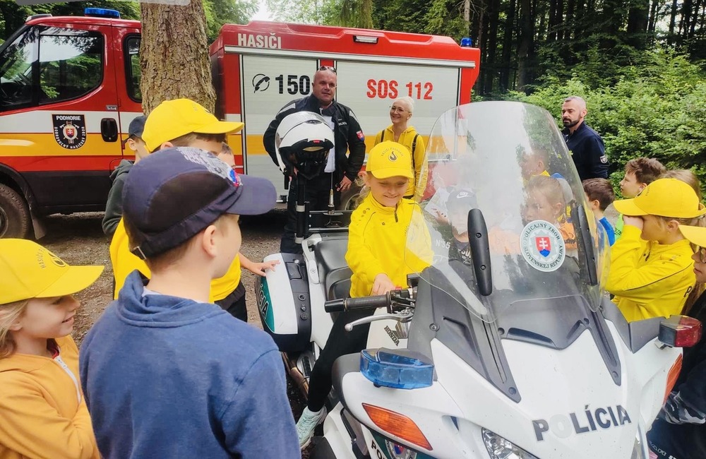 FOTO: Policajti navšítivii deti na tábore v Belušských Slatinách, foto 2