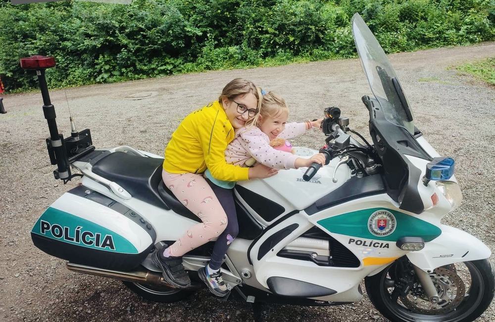 FOTO: Policajti navšítivii deti na tábore v Belušských Slatinách, foto 3