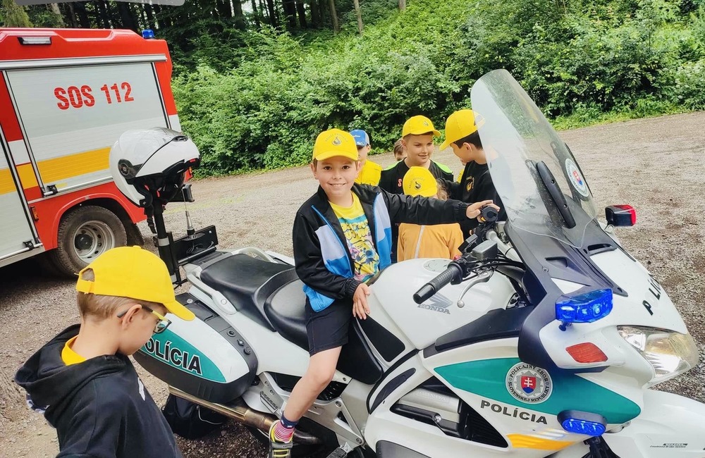 FOTO: Policajti navšítivii deti na tábore v Belušských Slatinách, foto 4
