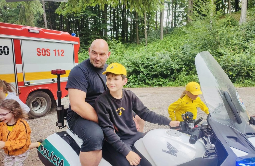 FOTO: Policajti navšítivii deti na tábore v Belušských Slatinách, foto 5