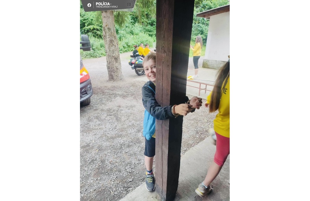 FOTO: Policajti navšítivii deti na tábore v Belušských Slatinách, foto 6