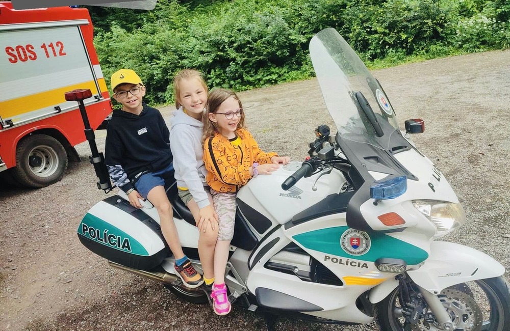 FOTO: Policajti navšítivii deti na tábore v Belušských Slatinách, foto 7