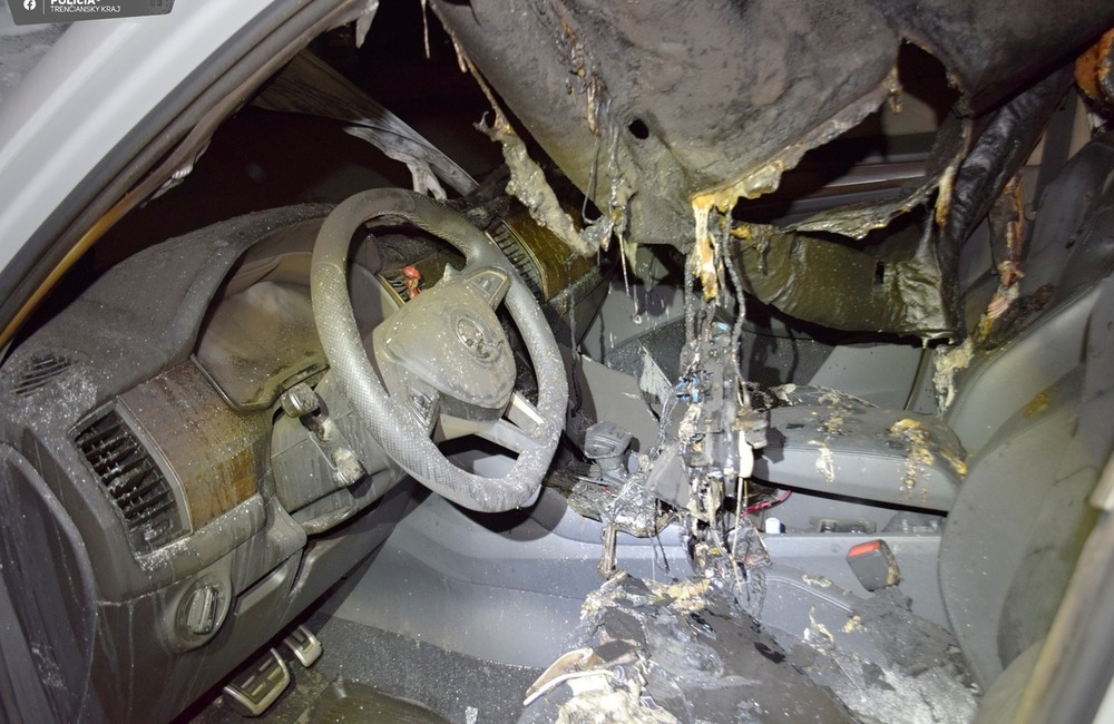 FOTO: V Púchove zhoreli dve autá do tla, foto 1