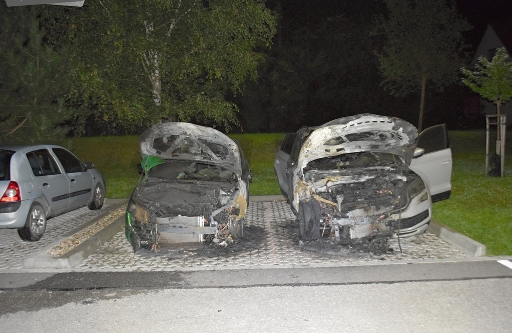 FOTO: V Púchove zhoreli dve autá do tla, foto 2