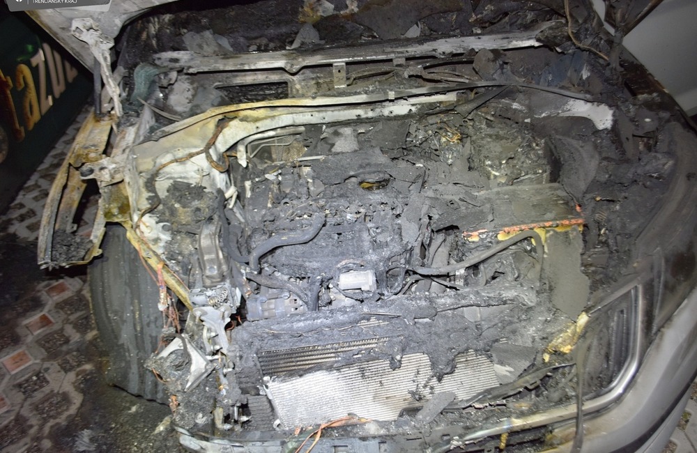 FOTO: V Púchove zhoreli dve autá do tla, foto 3