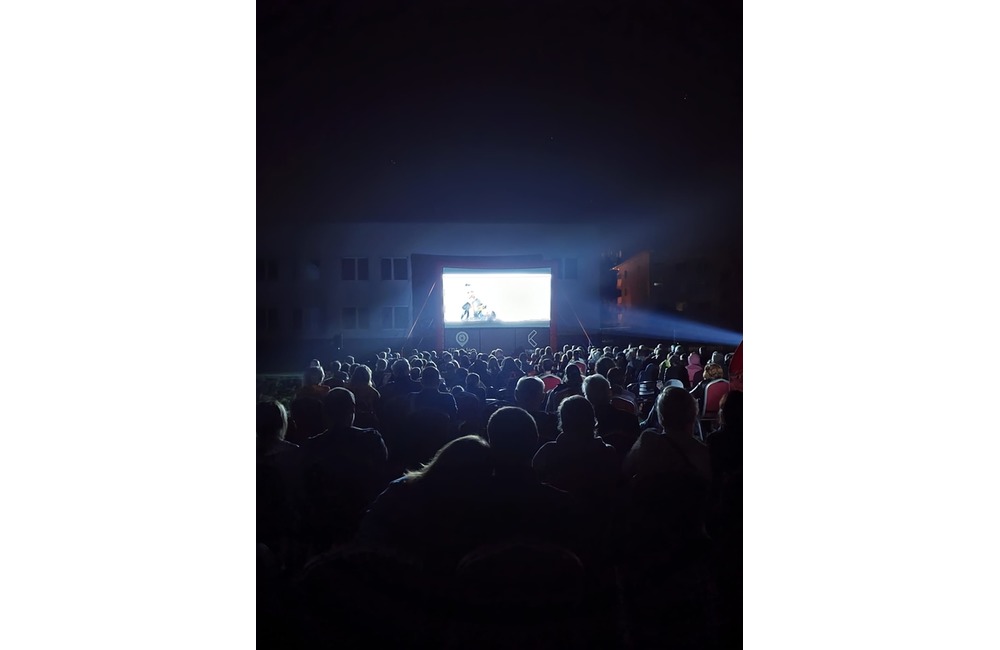 FOTO: Večerné kino pod holým nebom v obci na Považí zožalo obrovský úspech, foto 1