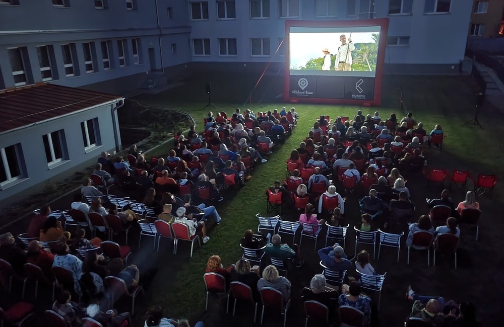 FOTO: Večerné kino pod holým nebom v obci na Považí zožalo obrovský úspech, foto 2