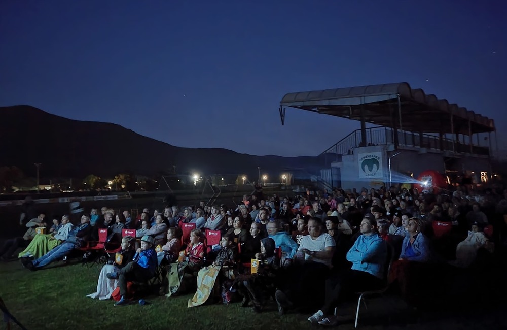 FOTO: Večerné kino pod holým nebom v obci na Považí zožalo obrovský úspech, foto 4