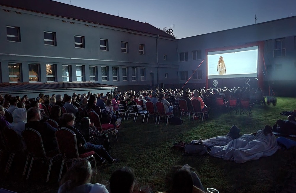 FOTO: Večerné kino pod holým nebom v obci na Považí zožalo obrovský úspech, foto 5