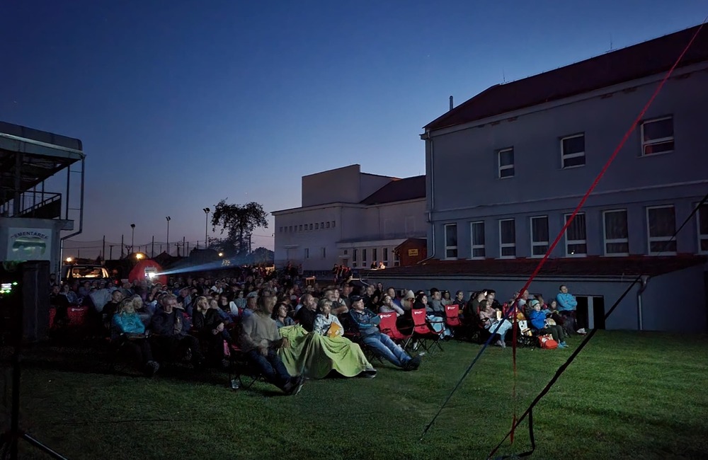 FOTO: Večerné kino pod holým nebom v obci na Považí zožalo obrovský úspech, foto 6