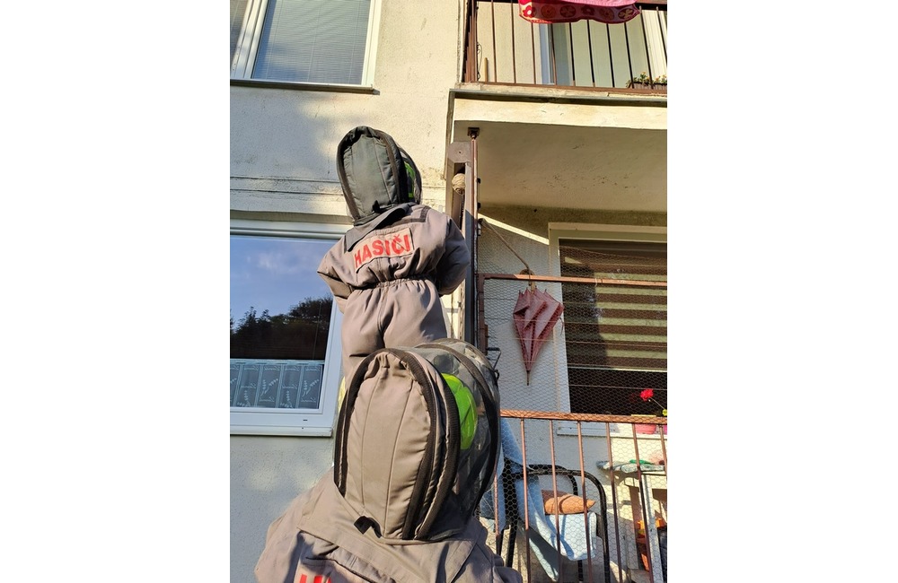 FOTO: Do bytovky v hornonitrianskej obci sa nasťahovali neželaní nájomníci. Privolali na nich miestnych hasičov, foto 4