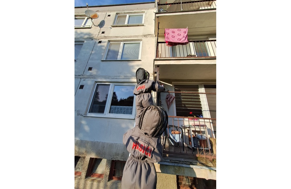 FOTO: Do bytovky v hornonitrianskej obci sa nasťahovali neželaní nájomníci. Privolali na nich miestnych hasičov, foto 6