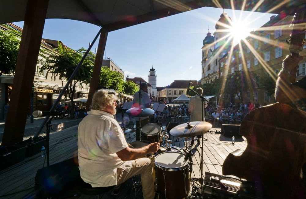 FOTO: Nedeľa na Mierovom námestí v Trenčíne patrila skvelým jazzovým muzikantom, foto 5