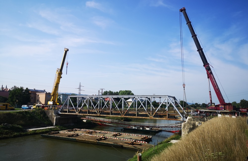 FOTO: Železný most ťažký 140 ton zložili dva žeriavy. Z pilierov rovno do kanála Váhu, foto 1