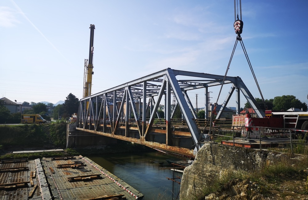 FOTO: Železný most ťažký 140 ton zložili dva žeriavy. Z pilierov rovno do kanála Váhu, foto 2