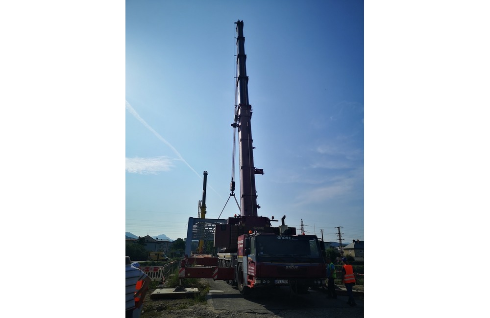 FOTO: Železný most ťažký 140 ton zložili dva žeriavy. Z pilierov rovno do kanála Váhu, foto 3