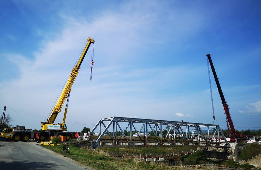 FOTO: Železný most ťažký 140 ton zložili dva žeriavy. Z pilierov rovno do kanála Váhu, foto 4