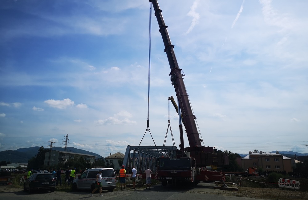 FOTO: Železný most ťažký 140 ton zložili dva žeriavy. Z pilierov rovno do kanála Váhu, foto 5