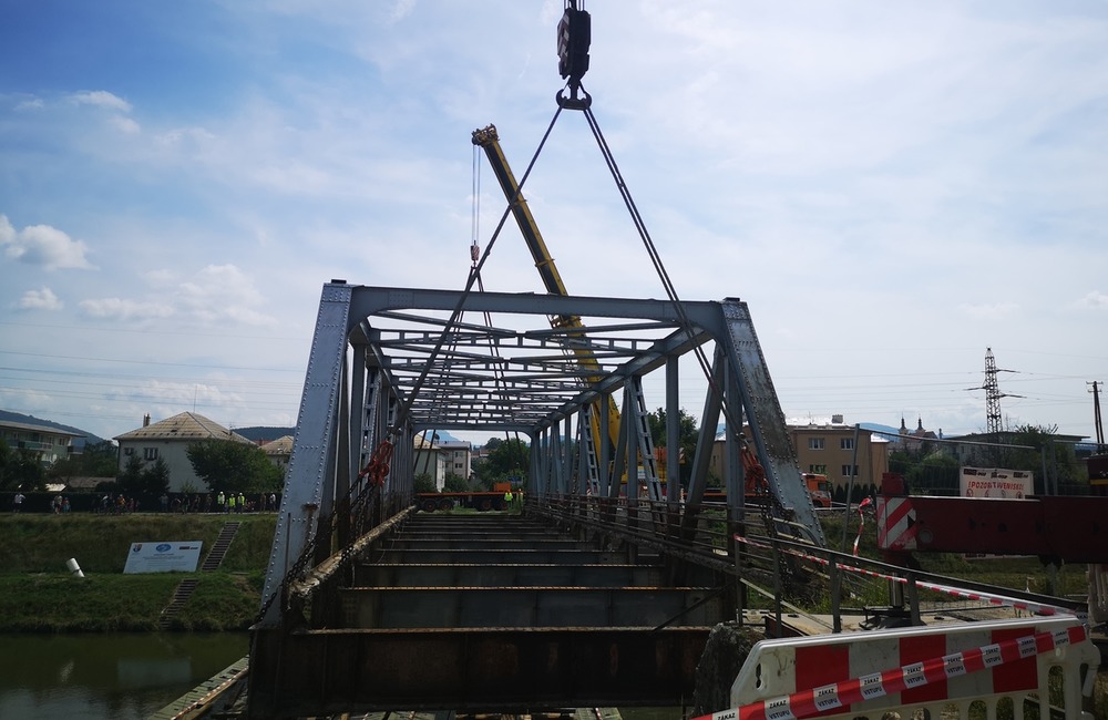 FOTO: Železný most ťažký 140 ton zložili dva žeriavy. Z pilierov rovno do kanála Váhu, foto 6