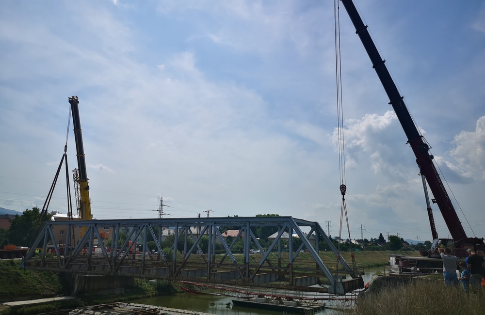 FOTO: Železný most ťažký 140 ton zložili dva žeriavy. Z pilierov rovno do kanála Váhu, foto 8