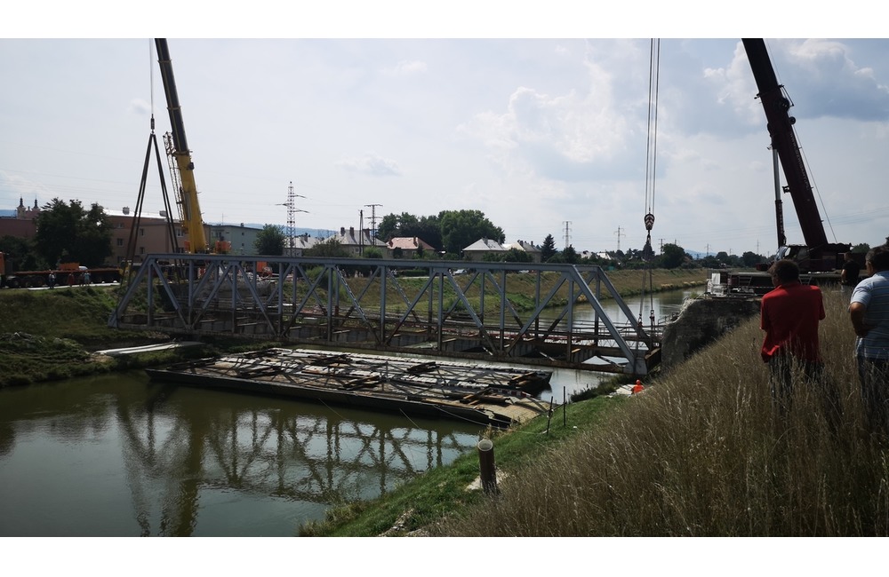 FOTO: Železný most ťažký 140 ton zložili dva žeriavy. Z pilierov rovno do kanála Váhu, foto 9