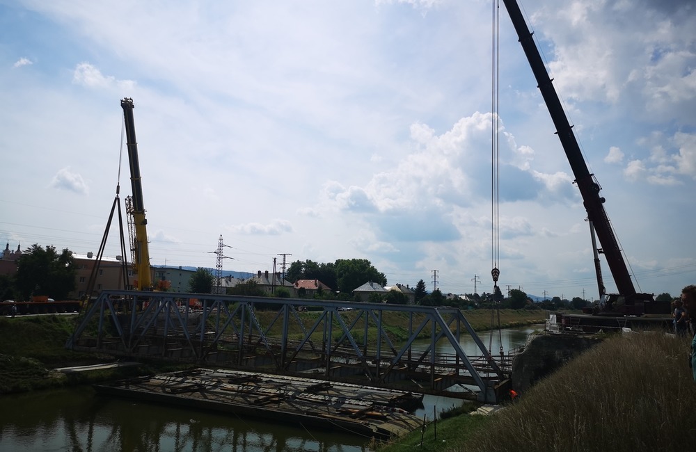 FOTO: Železný most ťažký 140 ton zložili dva žeriavy. Z pilierov rovno do kanála Váhu, foto 10