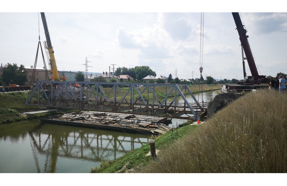 FOTO: Železný most ťažký 140 ton zložili dva žeriavy. Z pilierov rovno do kanála Váhu, foto 11
