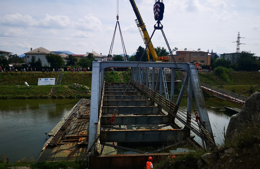FOTO: Železný most ťažký 140 ton zložili dva žeriavy. Z pilierov rovno do kanála Váhu, foto 12