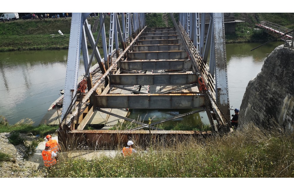 FOTO: Železný most ťažký 140 ton zložili dva žeriavy. Z pilierov rovno do kanála Váhu, foto 13