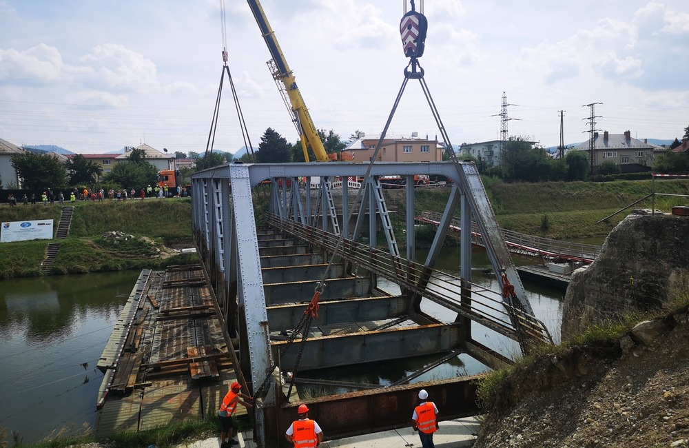 FOTO: Železný most ťažký 140 ton zložili dva žeriavy. Z pilierov rovno do kanála Váhu, foto 14