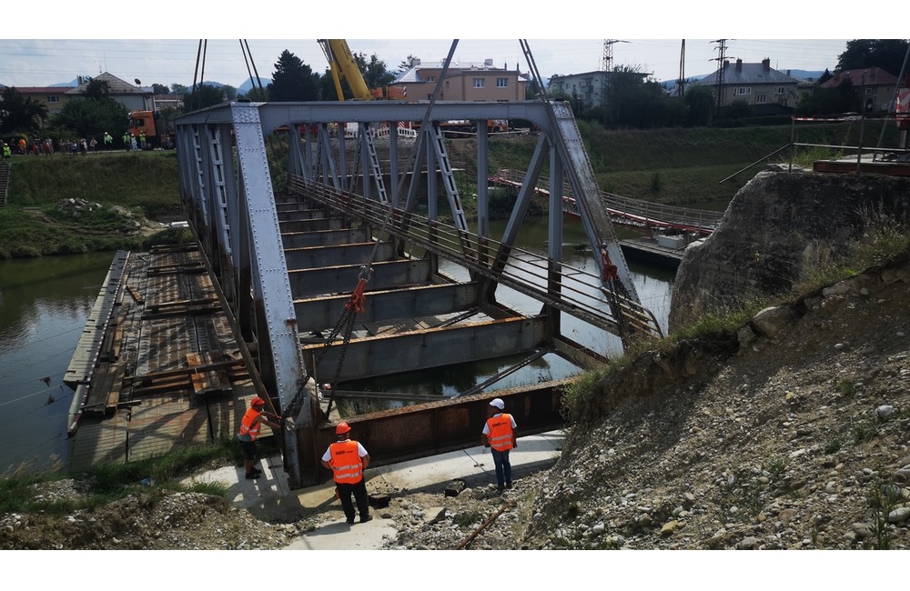 FOTO: Železný most ťažký 140 ton zložili dva žeriavy. Z pilierov rovno do kanála Váhu, foto 15