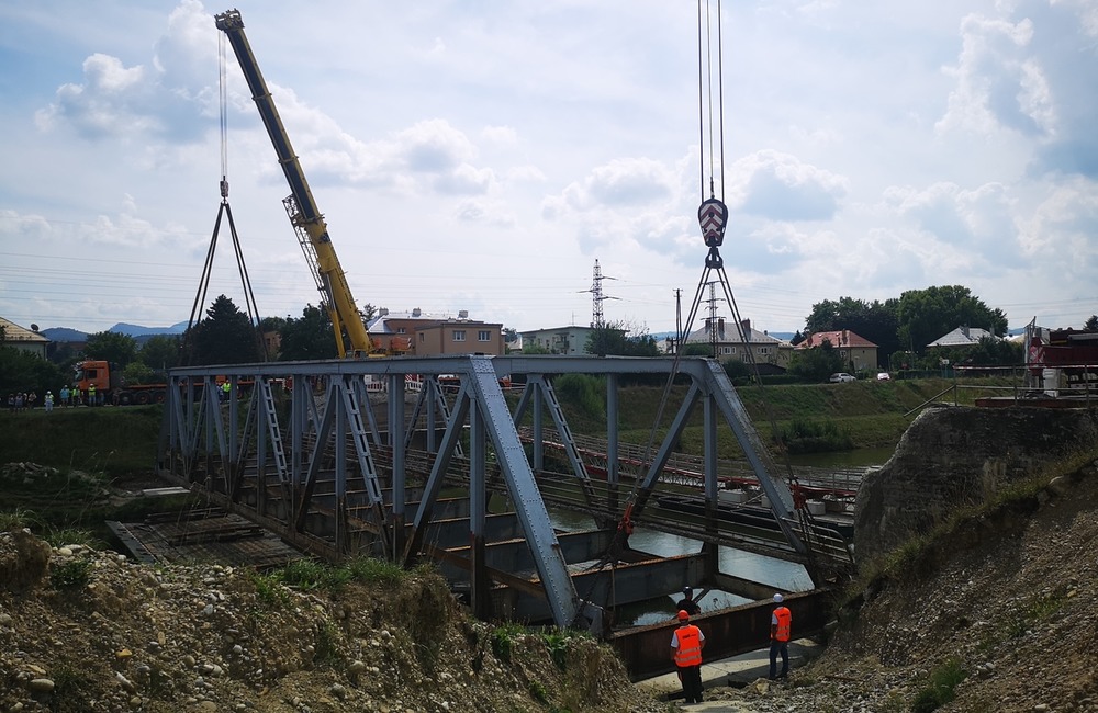 FOTO: Železný most ťažký 140 ton zložili dva žeriavy. Z pilierov rovno do kanála Váhu, foto 16