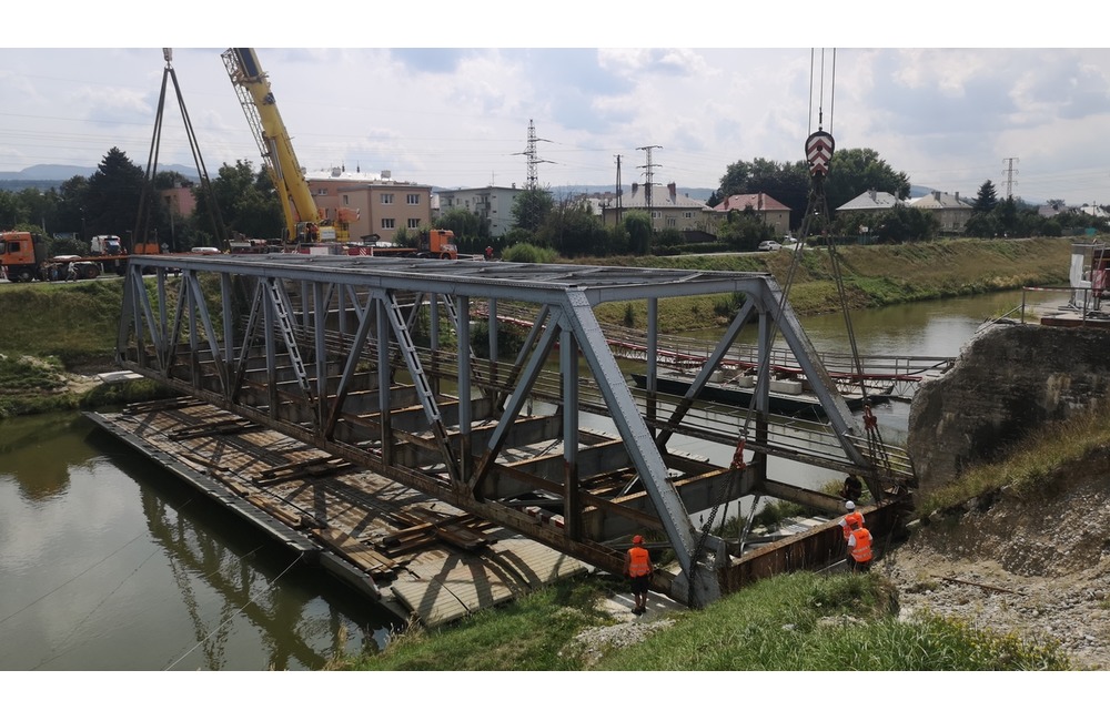 FOTO: Železný most ťažký 140 ton zložili dva žeriavy. Z pilierov rovno do kanála Váhu, foto 17