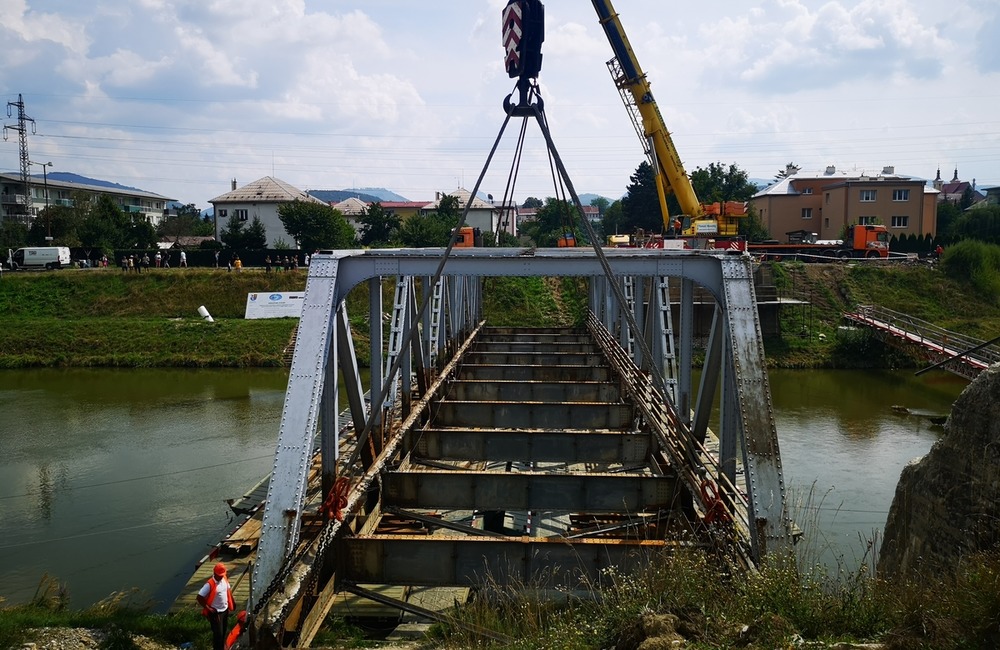 FOTO: Železný most ťažký 140 ton zložili dva žeriavy. Z pilierov rovno do kanála Váhu, foto 18