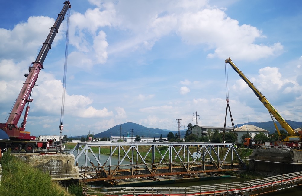 FOTO: Železný most ťažký 140 ton zložili dva žeriavy. Z pilierov rovno do kanála Váhu, foto 19